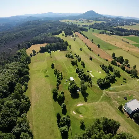 ホテル Devitka ヤノフ